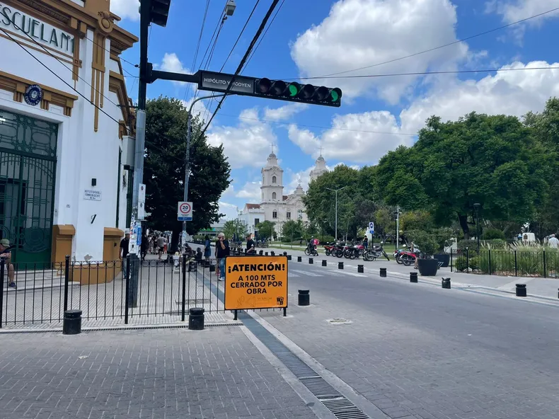 EN OBRA. Los carteles el centro advierten cobre los desvíos en el tránsito.
