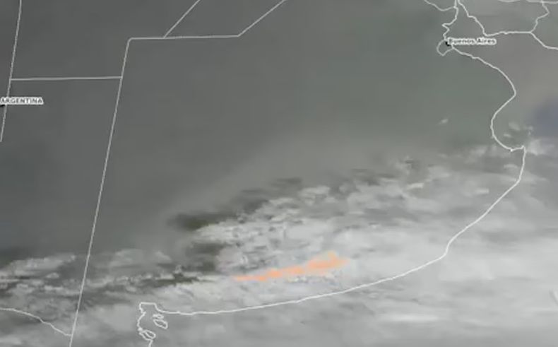 La nube de polvo ya pasó por la Costa Atlántica y se dirige hacia el AMBA.