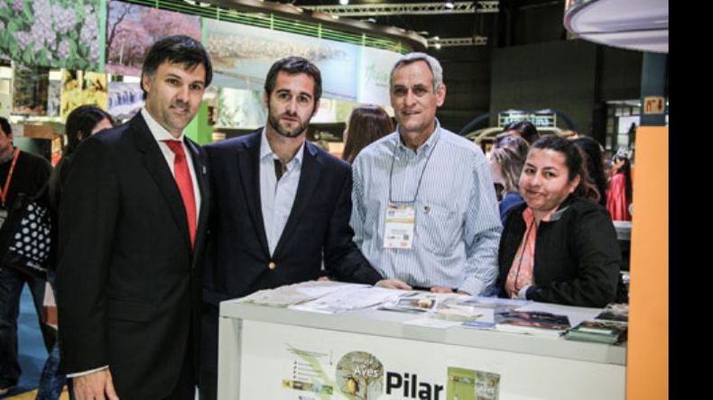 LOCALES. Ignacio Crotto y Federico Achával en el puesto de Pilar..