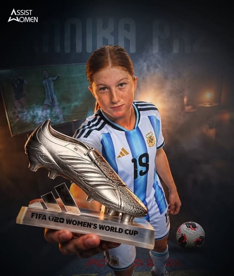 Annika con el botín de plata tras ser la segunda goleadora en el Mundial Sub 20 de Polonia.