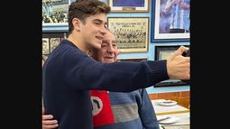 Franco Colapinto con Manolo Diz, dueño de El Cuartito.