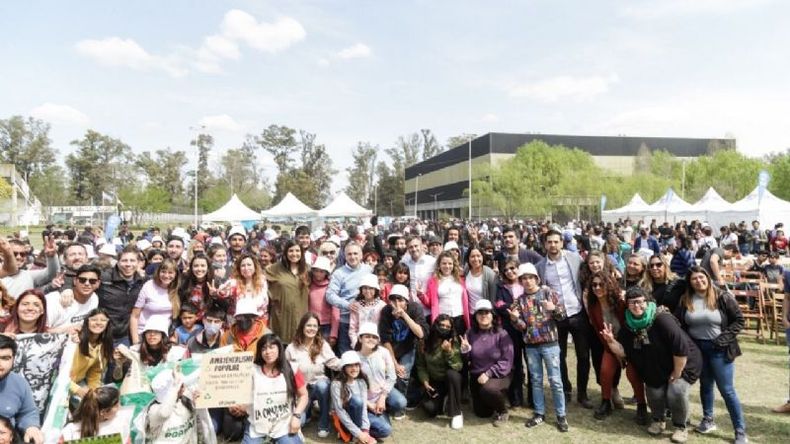 JUNTO A LOS JÓVENES. El programa fue lanzado en el microestadio. .