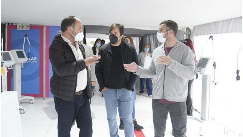 CHARLA. Galimberti, Kreplak y Achával, en el Hospital Falcón de Del Viso. .