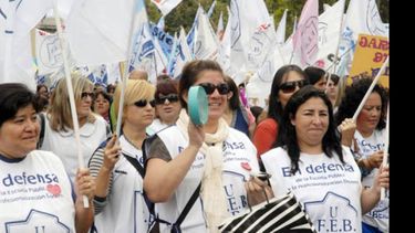 Los maestros marcharon en La Plata contre el cirre de las paritarias por decreto..