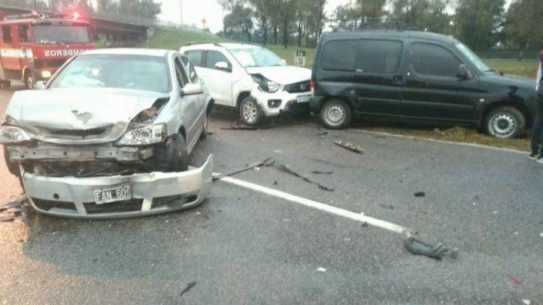 MÚLTIPLE. Tres de los cinco vehículos que chocaron en el Kilómetro 38 de Panamericana. Foto: @juancaimpacto..