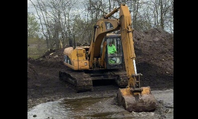 Las máquinas del Municipio trabajando en el arroyo Carabassa.