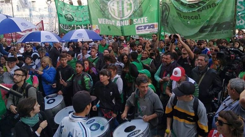 RECLAMO. Marcha y movilización de estatales por mejoras salariales..