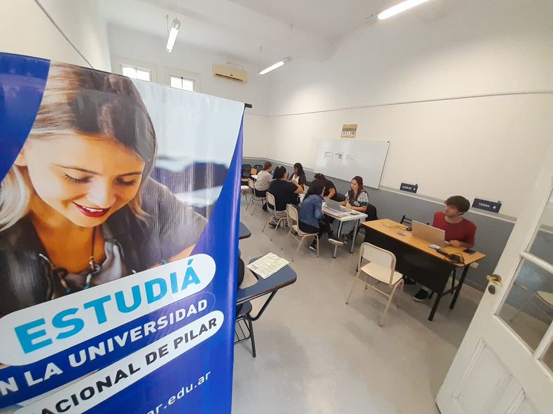 INSCRIPCIÓN. Los futuros alumnos entregan la documentación en la Universidad.
