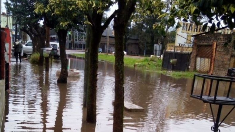 Calle anegada en el barrio Villa Morra. Hubo ciento de casos y se multiplicaron las quejas. .
