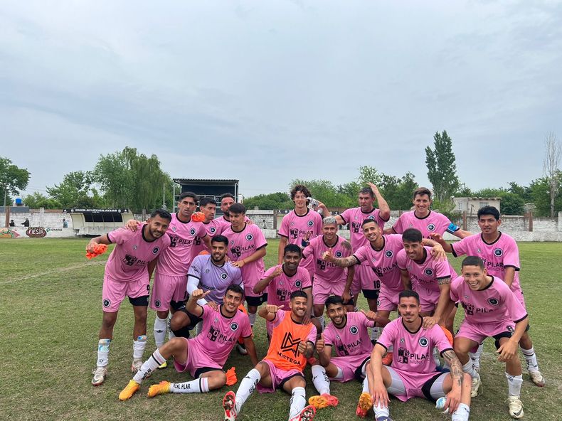UN CLÁSICO. La foto final de los jugadores luego de una victoria clave en General Rodríguez.&nbsp;