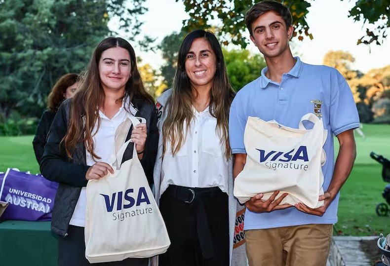 Juana Milano (St. John&rsquo;s Pilar) y Pedro Karagozian (Colegio Los Molinos), junto a Silvana Antoniazzi, Senior Director de Marketing de VISA, en el primer Intercolegial de Golf.