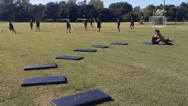 COLCHONETAS. Los jugadores a punto de comenzar la práctica..
