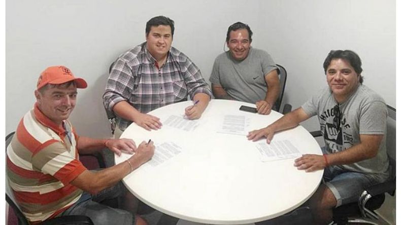 FIRMA CONTRATO. El presidente Crivello (2º) y los miembros de la CD, Rodríguez y Bravo, junto al responsable de la empresa..