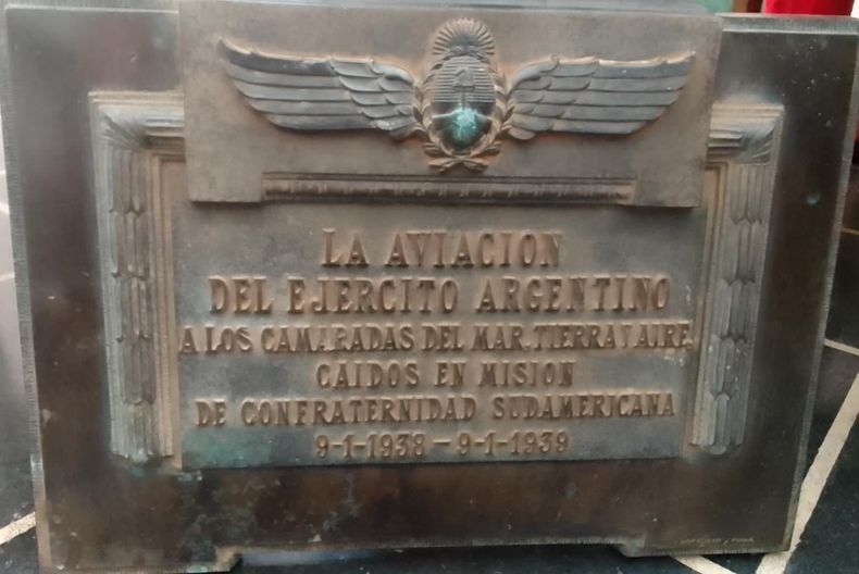 Una de las placas en el monumento que recuerda a la Tragedia de Itacumbú, en Uruguay.