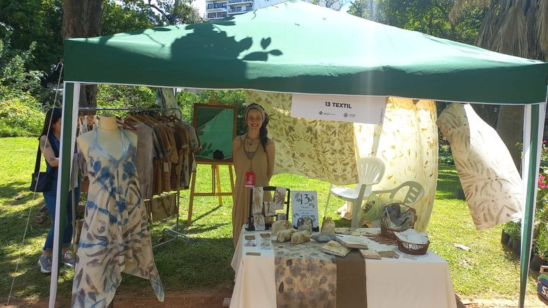 Celeste Ramajo, diseñadora de indumentaria y creadora de la marca 13 Textil, participa de la Feria Botánica.&nbsp;