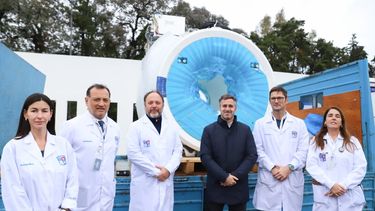 NUEVO. Achával recibió el nuevo equipo junto a las autoridades sanitarias. &nbsp; &nbsp;