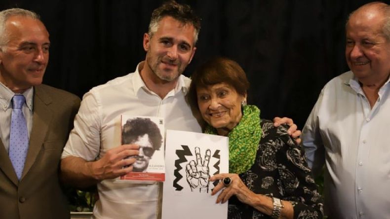 El intendente junto a Tati Almeyda, en el reconocimiento a su labor al frente del municipio..