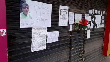 Con flores y mensajes, los vecinos del Gallego García manifiestan su cariño hacia el comerciante así como el dolor por su asesinato. .