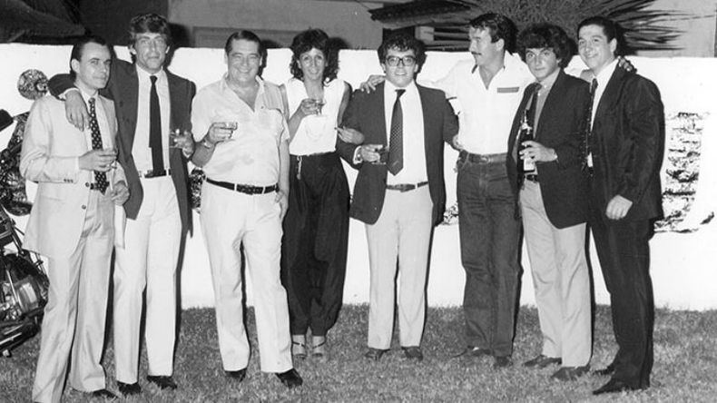 PRINCIPIOS DE LOS 80. Socios y amigos en la puerta de Sirrosis. .