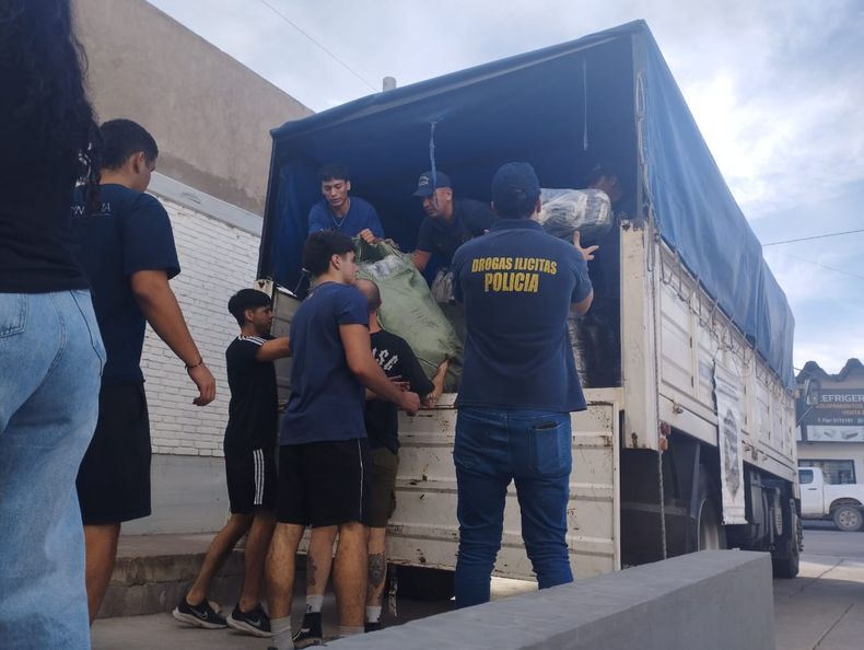Las donaciones ya partieron en varios camiones desde el Juzgado Federal de Campana con destino a Bah&iacute;a Blanca.