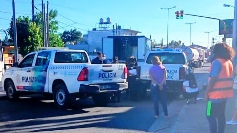 PERITOS. La policía trabaja en el lugar del accidente fatal. Foto: @juancaimpacto..