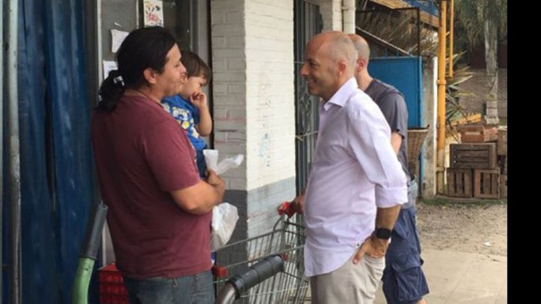 CONTACTO. Ducoté quiere a sus funcionarios en la calle. Él mismo, ayer, recorrió Fátima..
