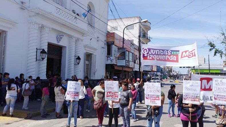 MANIFESTANTES FRENTE AL MUNICIPIO. Quieren que los reciba Ducoté..