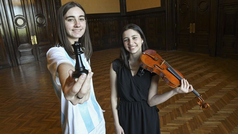 PIEZA Y VIOLÍN. Candela Francisco y Pilar Policano, en el CCF.