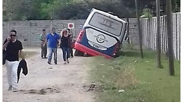 ZANJA. Las callecitas de De Vicenzo fueron poco para el colectivo. .
