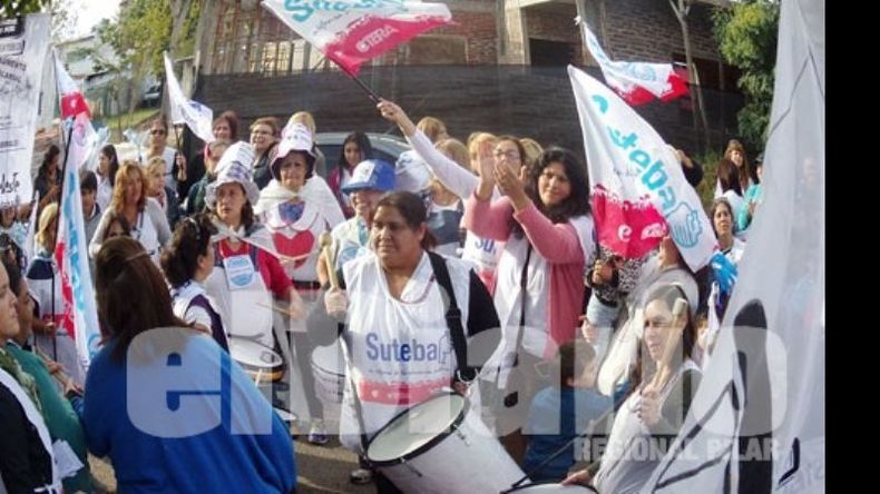 Más de 300 docentes rodearon la plaza 12 de Octubre para explicarles su reclamo a los vecinos..