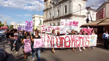 PROTESTA. Mujeres pilarenses marcharon en repudio a la violencia machista..