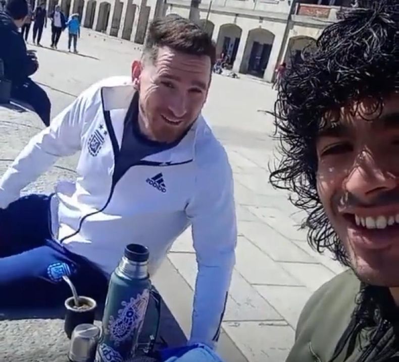 Martín Lovatto. El doble de Messi compartió unos mates con su par, el doble de Diego Maradona.&nbsp;