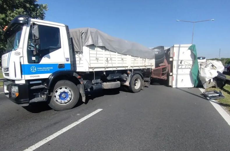 El vuelco tuvo lugar en el ramal Campana de Panamericana, a la altura de Ingeniero Maschwitz.