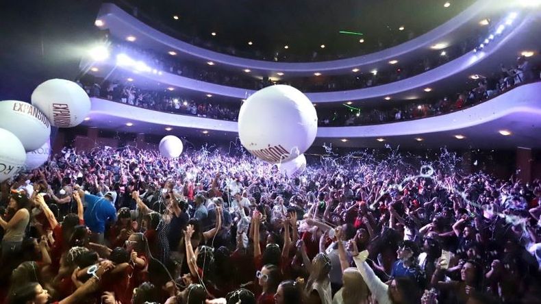 Expansión colmó el Teatro Coliseo..