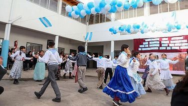 BAILE. Las escuelas parroquiales recibieron su bandera de Pilar..