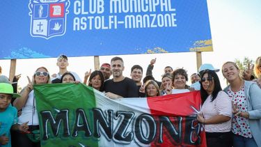 MANZONE PRESENTE. Achával durante el lanzamiento junto a los vecinos.&nbsp;