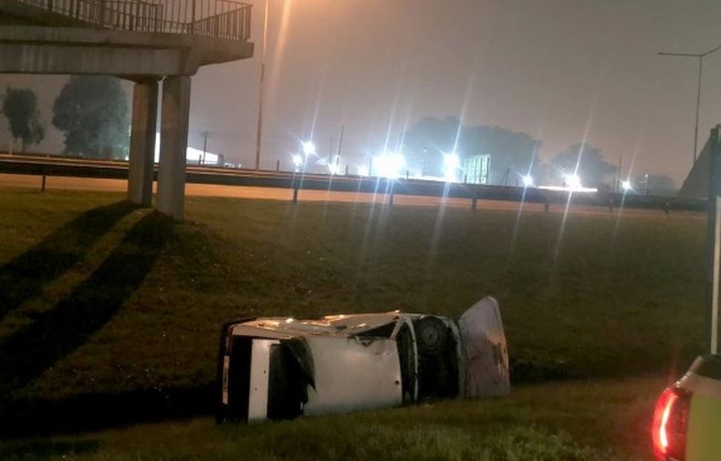 El auto quedó tumbado sobre uno de sus laterales.