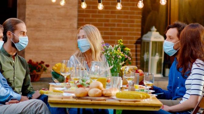 Celebrar al aire libre o con ventilación cruzada y no abandonar el uso de barbijo, las recomendaciones para pasar las fiestas minimizando el riesgo de contagios. .