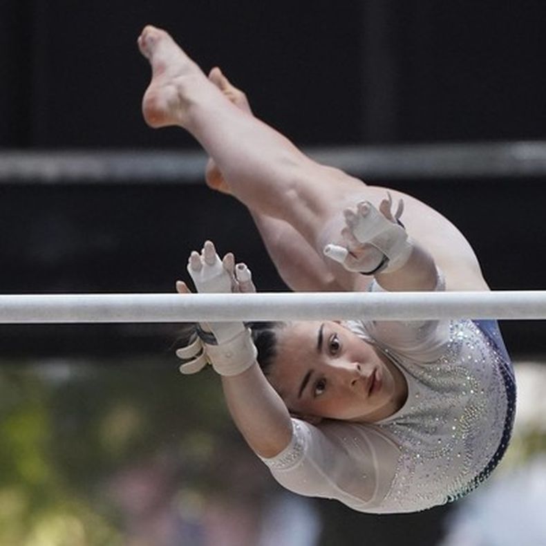 EN EL AIRE. Julieta Lucas brilló en las barras asimétricas.