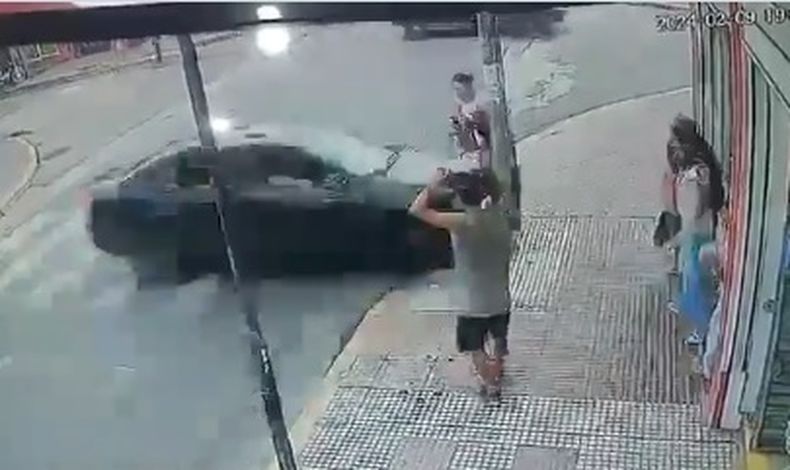 El momento del impacto. La mujer, milagrosamente, sólo sufrió heridas leves.