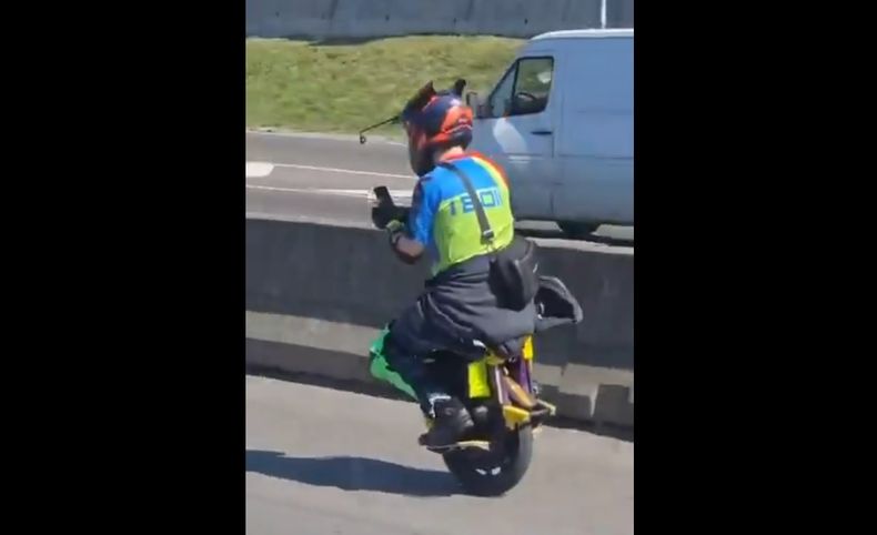 El conductor del monociclo eléctrico avistado en el acceso norte de la Panamericana.
