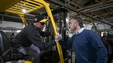 Achával recorrió una fábrica en Villa Rosa.
