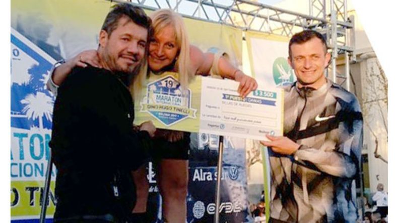 Norma con Tinelli. Norma Ramos se lució en el 19º Maratón Internacional “Dino Tinelli”, que se corrió este sábado, en Bolívar. La atleta derquina se destacó en su categoría y se alzó con un premio de 3.500 pesos que fue entregado por Marcelo Tinelli, organizador de la prueba. Y el domingo, Ramos fue parte de la 13ª Caminata “Avon” de Buenos Aires para concientizar sobre el cáncer de mama. La atleta local compartió el podio con Natalia Oreiro..