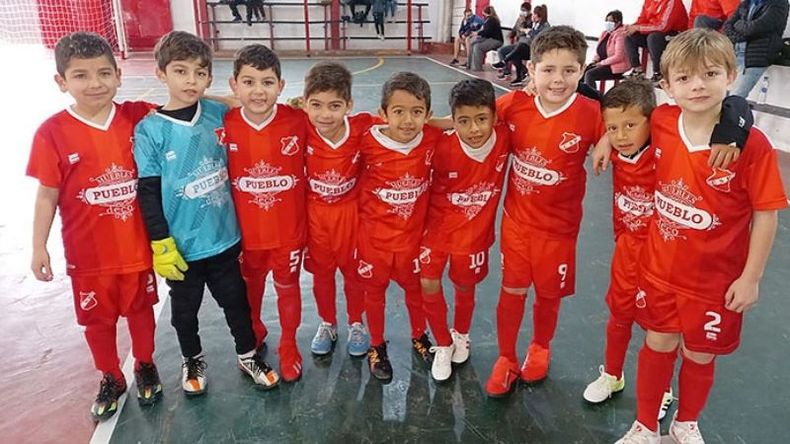 La 2014 del Rojo lidera el torneo con puntaje ideal en 4 presentaciones..