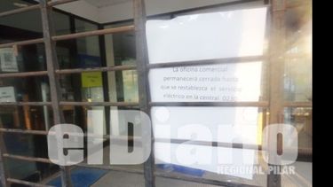 Un escueto letrero explicaba ayer los inconvenientes en la oficina de Telefónica..