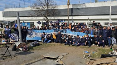 DESPEDIDA. Los trabajadores cerraron el acampe tras un mes y aceptaron el cierre.