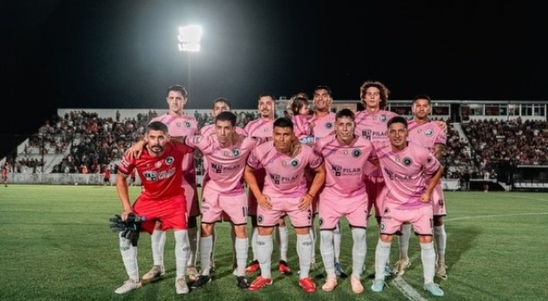 FIDELIDAD. La formación de Real Pilar con la tribuna llena de fondo.