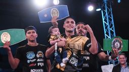 VIGENTE. Yamil con los cinturones argentino y latino crucero, junto al concejal Vito Amalfitano..
