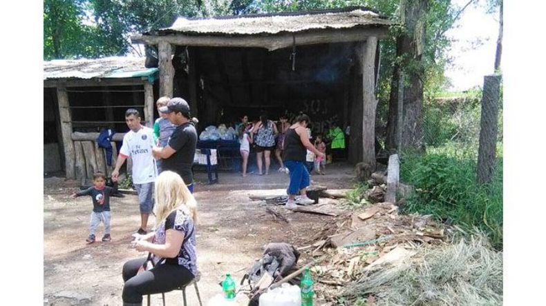 EMERGENCIA. Los vecinos organizaron las raciones de comida y agua..