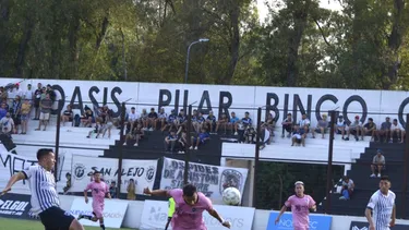 CABEZAZO. Eloy ya le dio dirección a la pelota para convertir el 2-0 parcial.